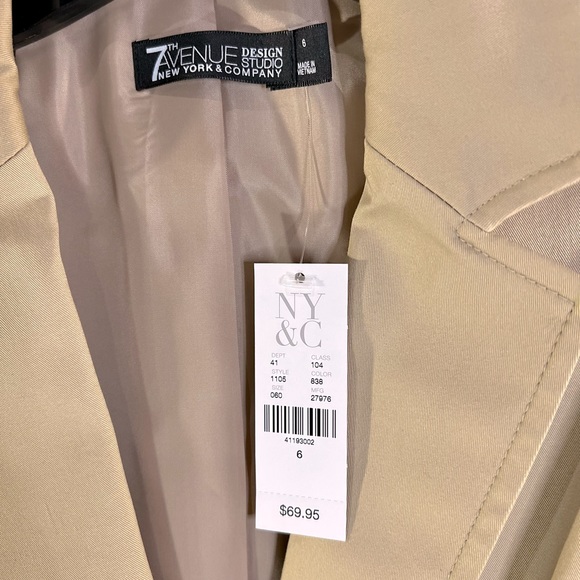 New York & Company. New Ladies Tan Blazer with button down front. Size 6. - Picture 7 of 14